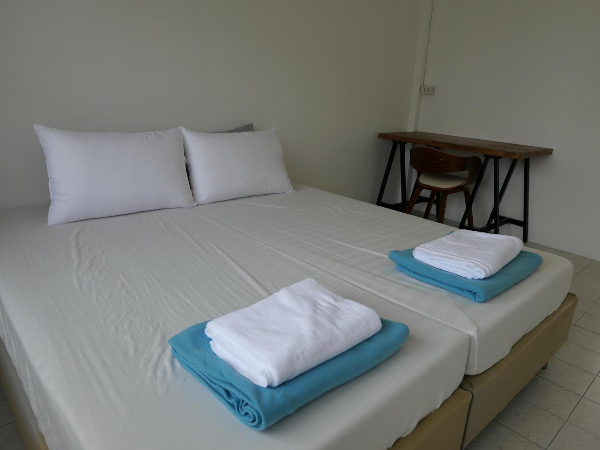 Films House Hostel Bangsaen Eksteriør bilde
