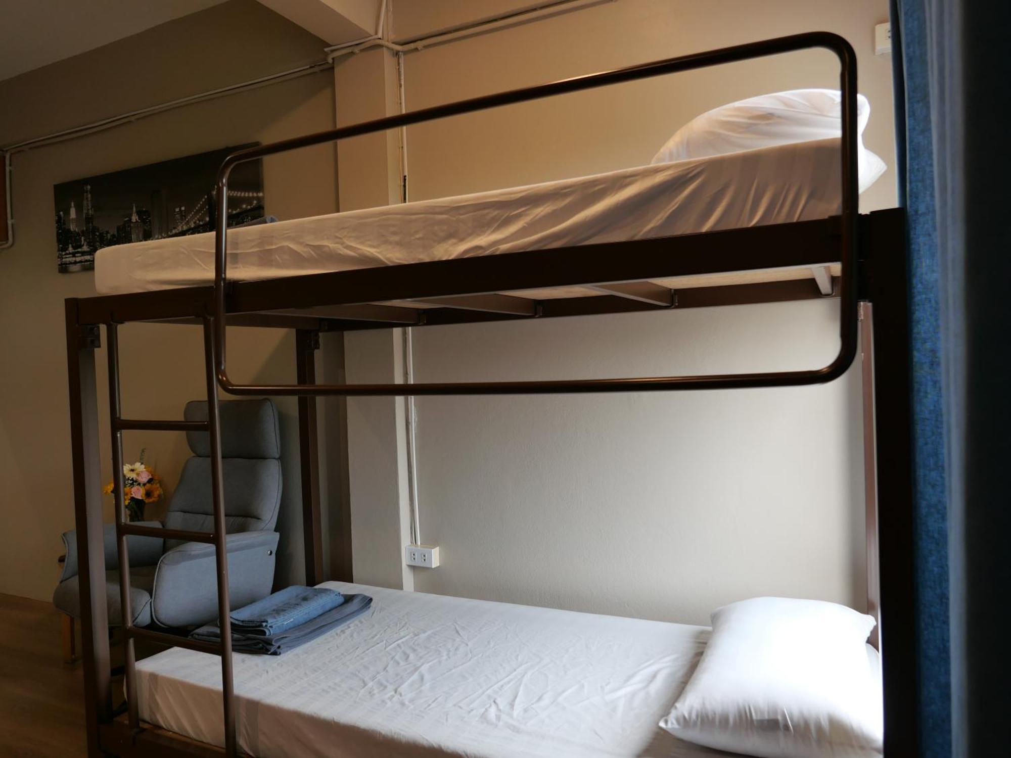 Films House Hostel Bangsaen Eksteriør bilde