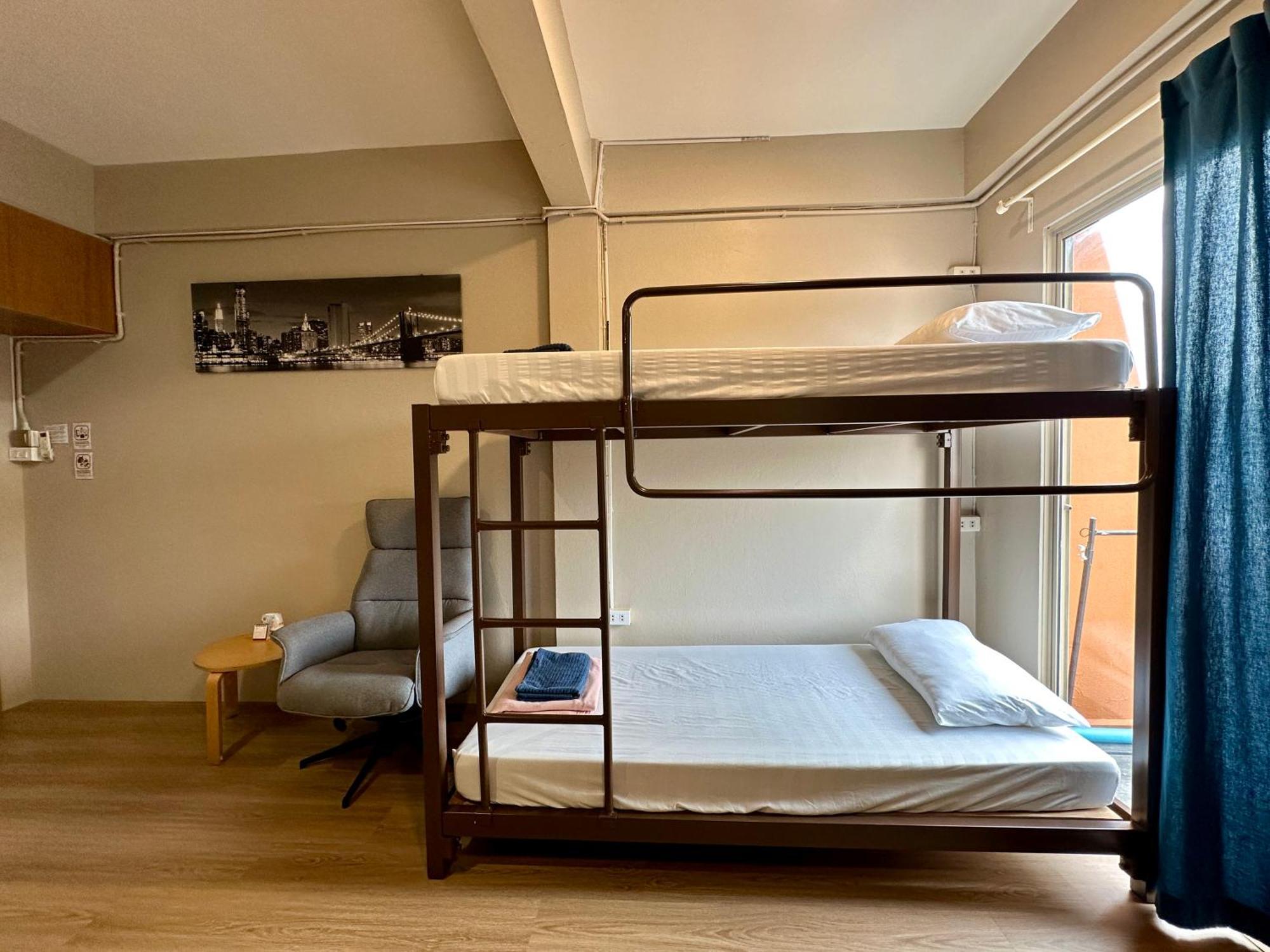 Films House Hostel Bangsaen Eksteriør bilde